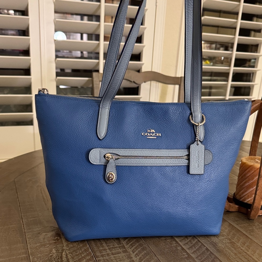 Like NWOT, Coach vintage gorgeous Taylor Tote in  blue / contrast handles .